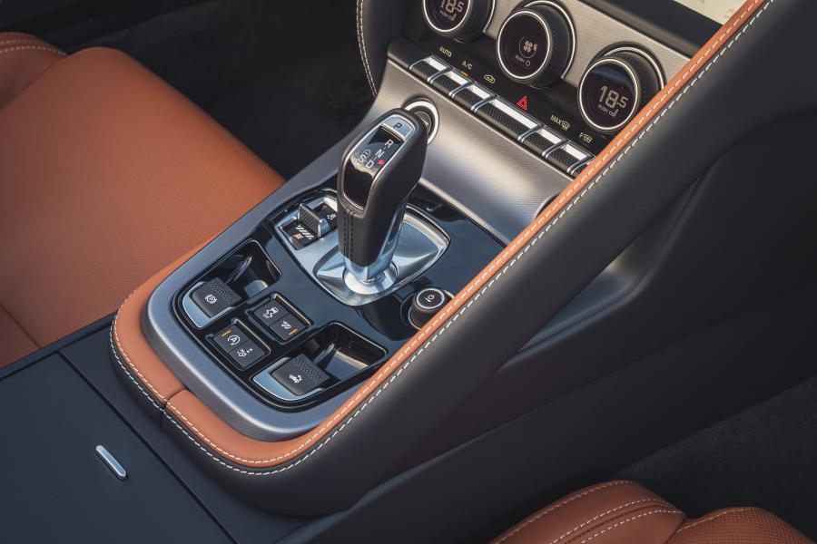 Детали интерьера Jaguar F-Type P450 R-Dynamic Convertible 2020 года  (WW) (фото 28 из 36)